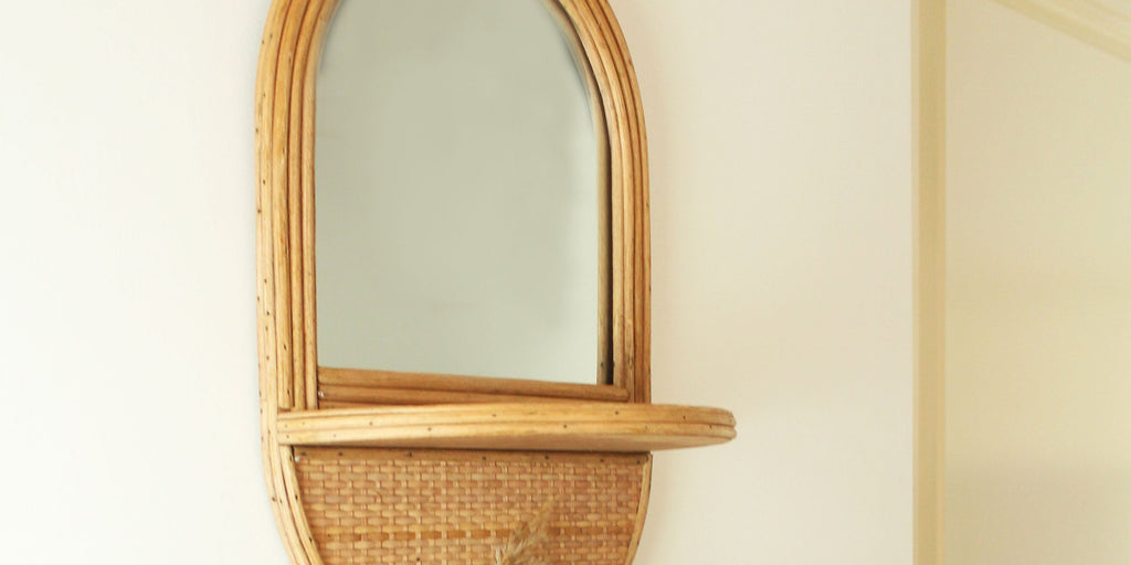 Rotan spiegel in een ovale vorm met plankje