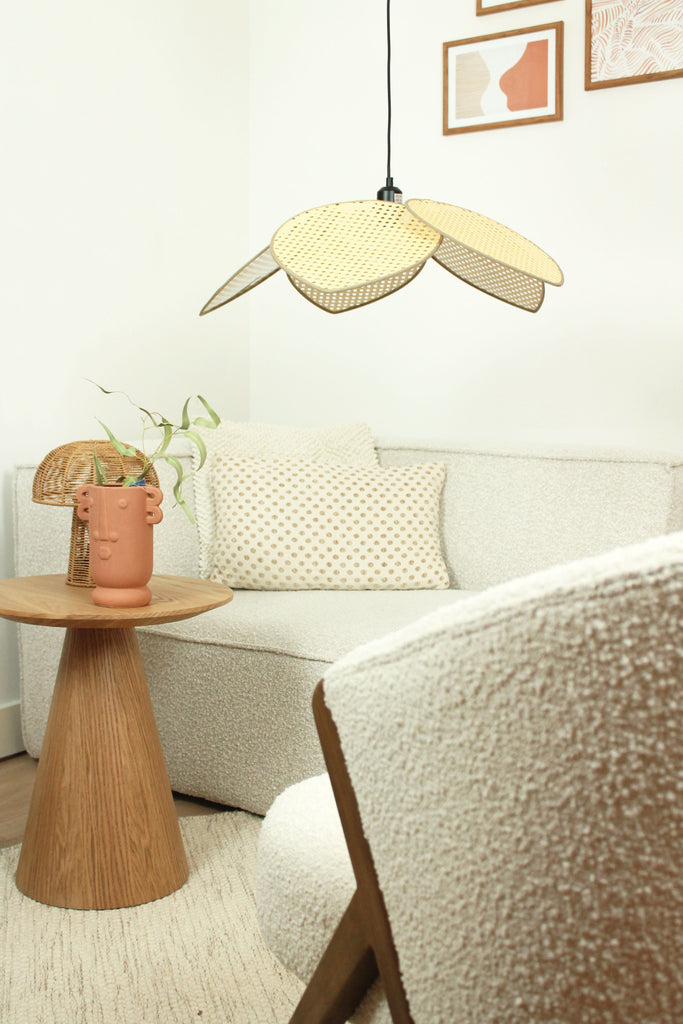 Woonkamer met rotan hanglamp 